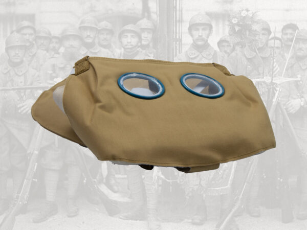 French M2 gas mask and pouch – Image 4