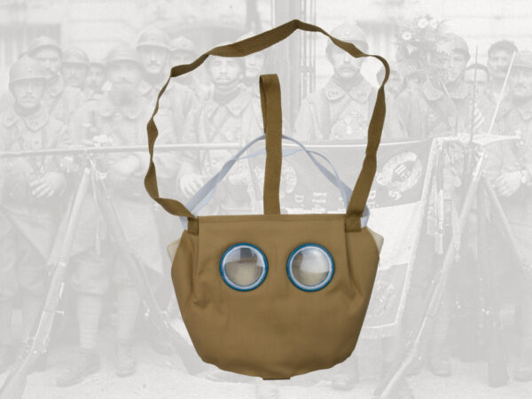 French M2 gas mask and pouch – Image 6