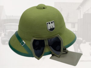 Tropenhelm mit Brille